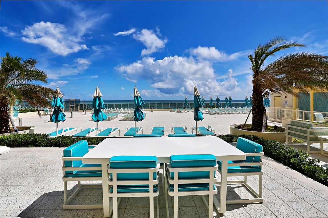 For Rent: $2,800 (1 beds, 1 baths, 835 Square Feet)