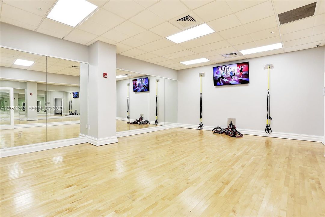 For Rent: $2,800 (1 beds, 1 baths, 835 Square Feet)