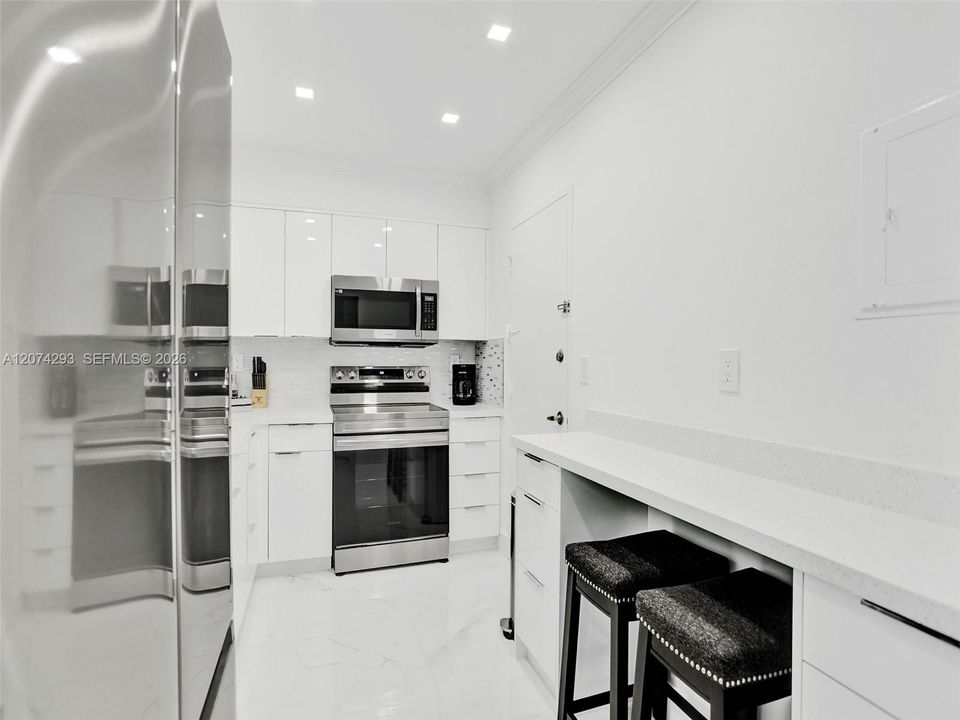 For Rent: $2,800 (1 beds, 1 baths, 835 Square Feet)