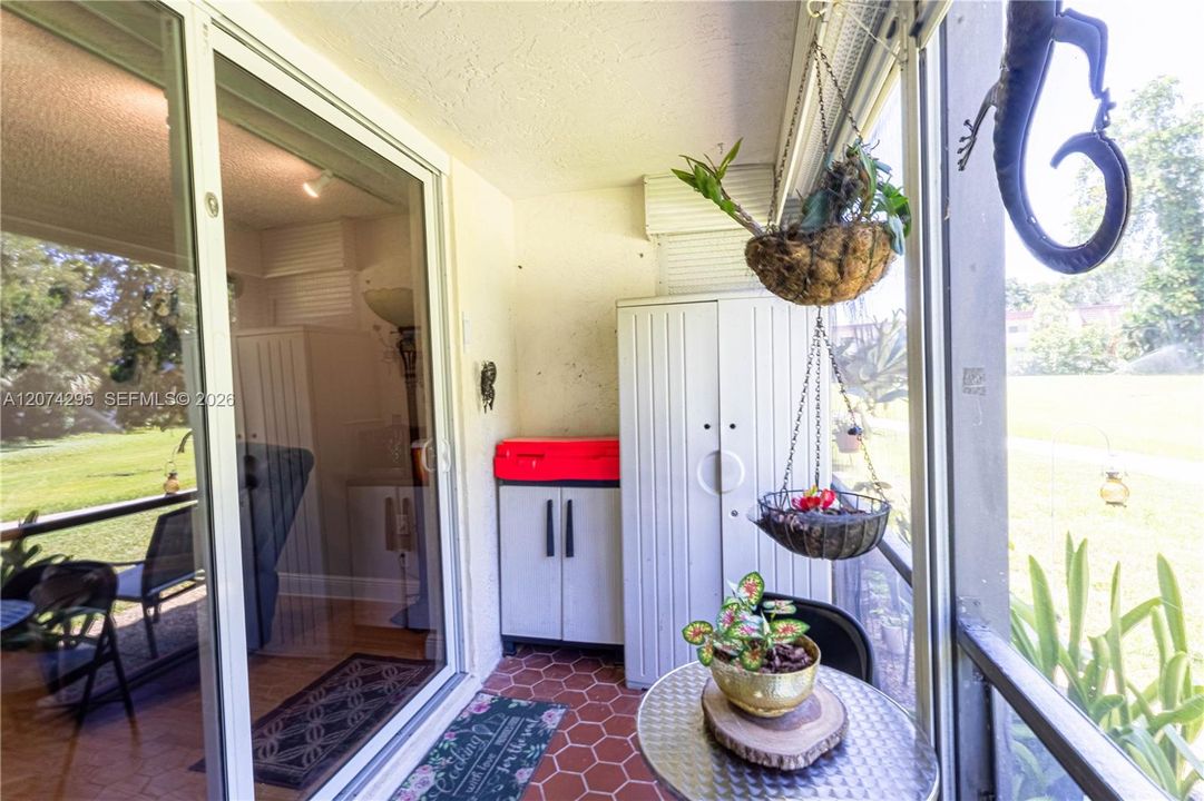 For Sale: $149,000 (1 beds, 1 baths, 900 Square Feet)