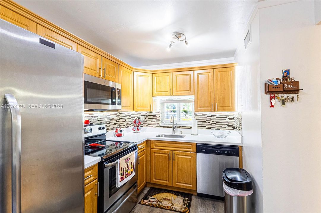 For Sale: $149,000 (1 beds, 1 baths, 900 Square Feet)