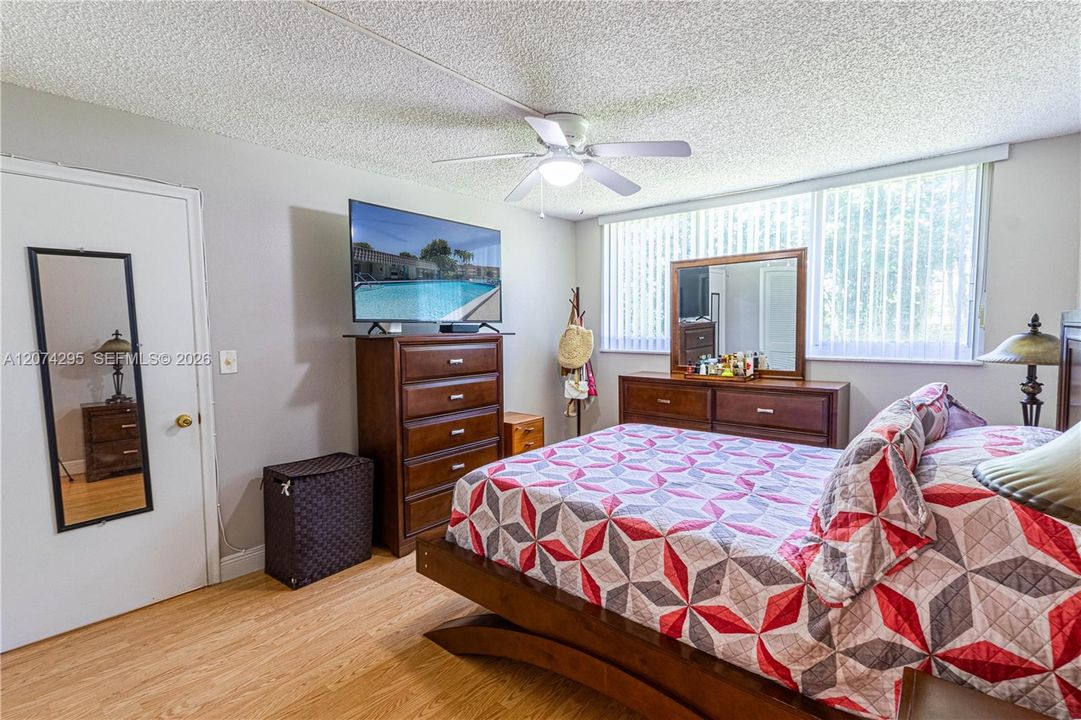 For Sale: $149,000 (1 beds, 1 baths, 900 Square Feet)