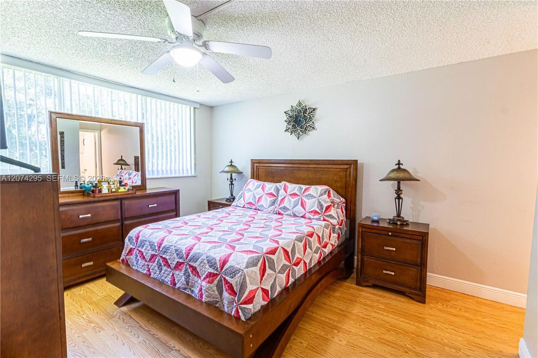 For Sale: $149,000 (1 beds, 1 baths, 900 Square Feet)