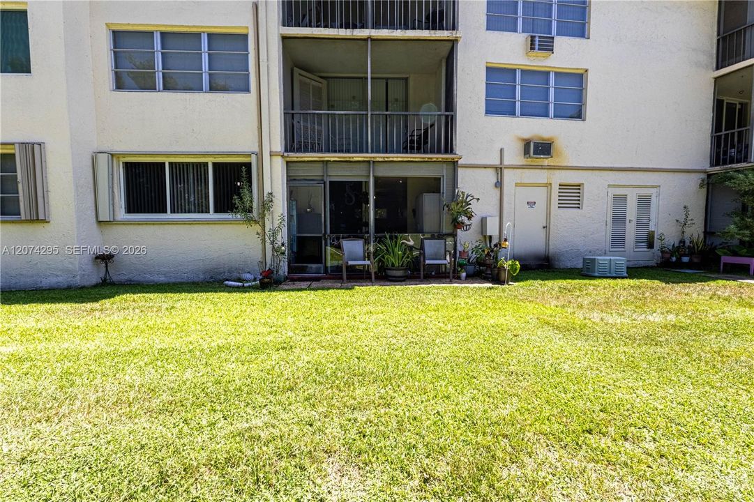 For Sale: $149,000 (1 beds, 1 baths, 900 Square Feet)
