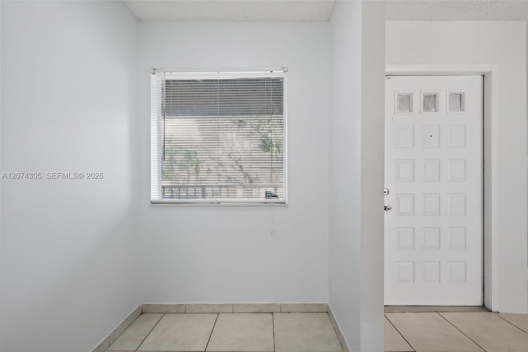 For Sale: $229,500 (1 beds, 1 baths, 978 Square Feet)
