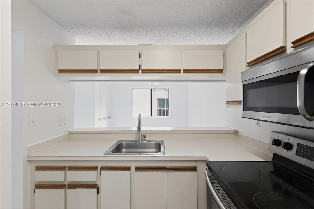 For Sale: $229,500 (1 beds, 1 baths, 978 Square Feet)