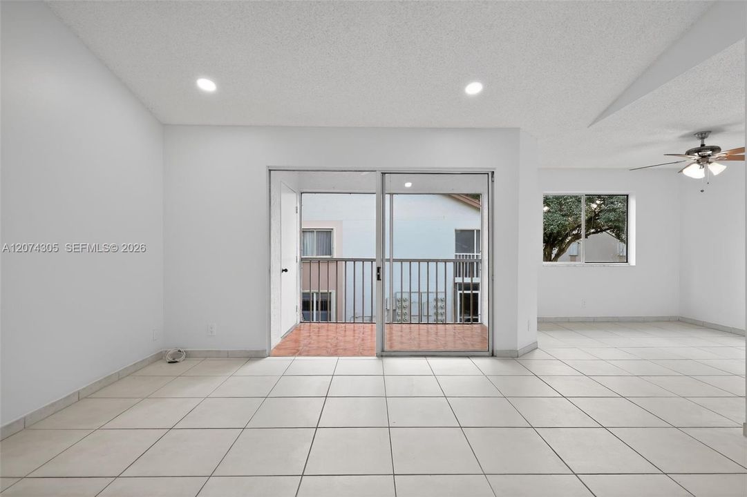 For Sale: $229,500 (1 beds, 1 baths, 978 Square Feet)