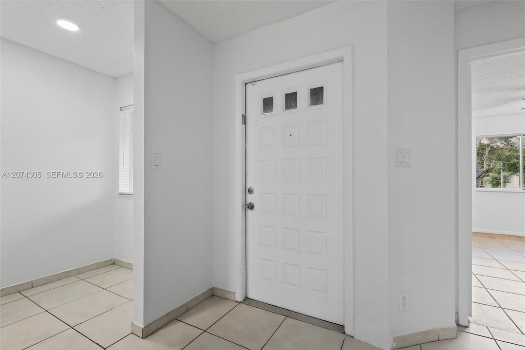 For Sale: $229,500 (1 beds, 1 baths, 978 Square Feet)