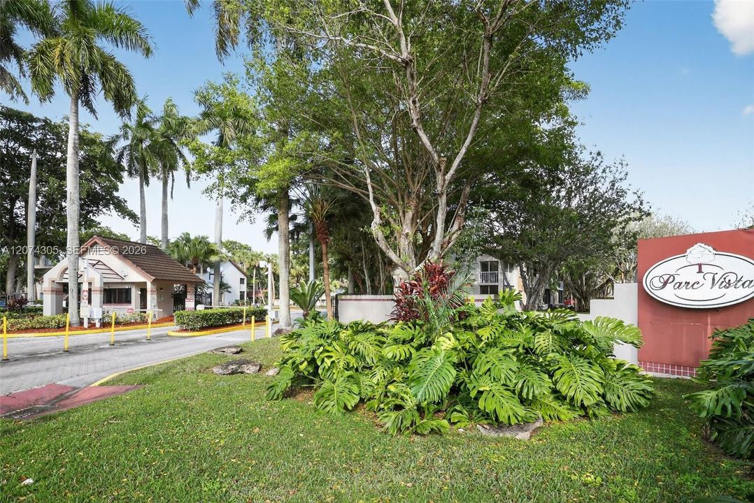 For Sale: $229,500 (1 beds, 1 baths, 978 Square Feet)