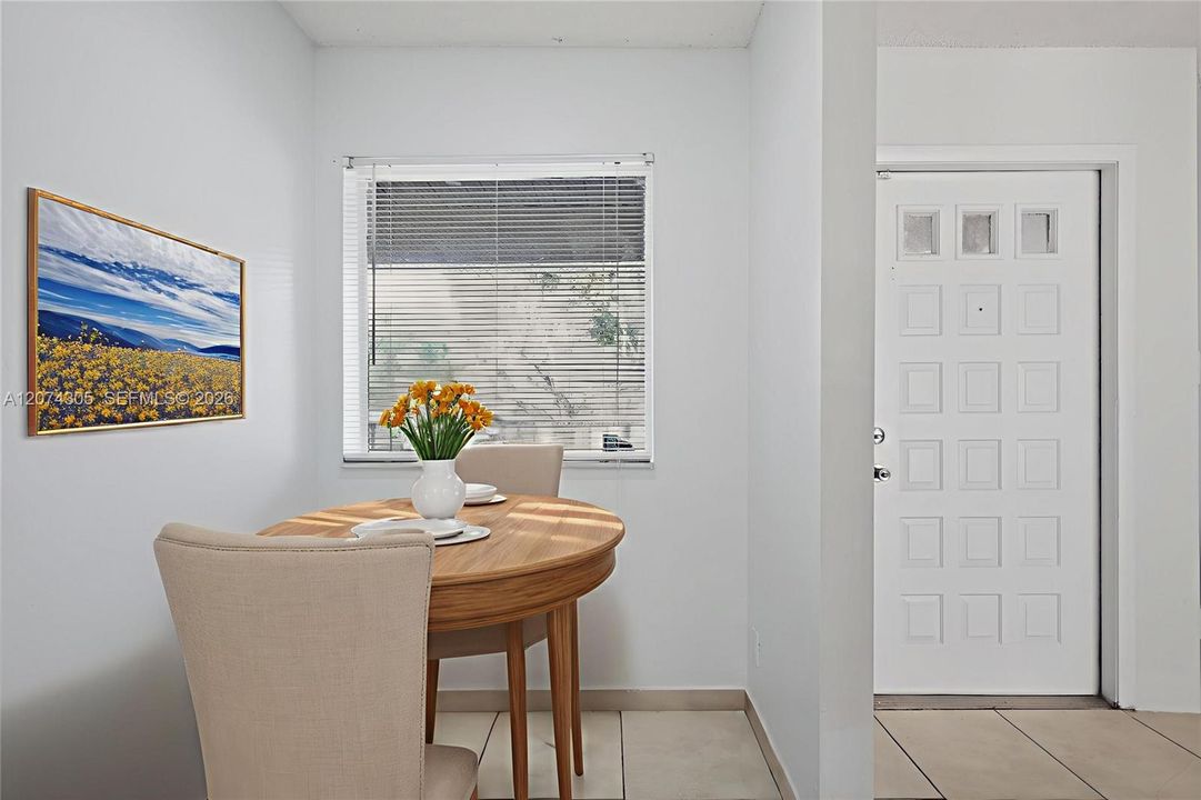 For Sale: $229,500 (1 beds, 1 baths, 978 Square Feet)