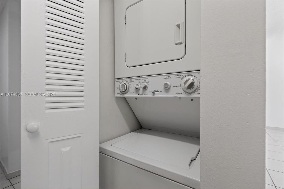 For Sale: $229,500 (1 beds, 1 baths, 978 Square Feet)