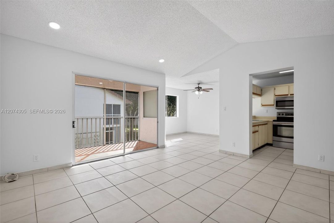 For Sale: $229,500 (1 beds, 1 baths, 978 Square Feet)