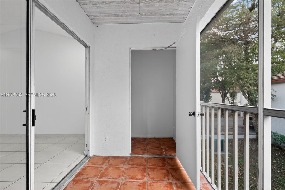For Sale: $229,500 (1 beds, 1 baths, 978 Square Feet)