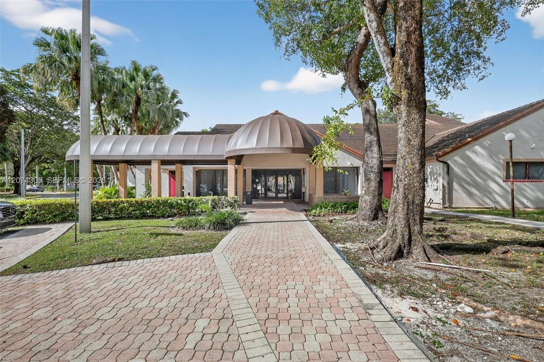 For Sale: $229,500 (1 beds, 1 baths, 978 Square Feet)