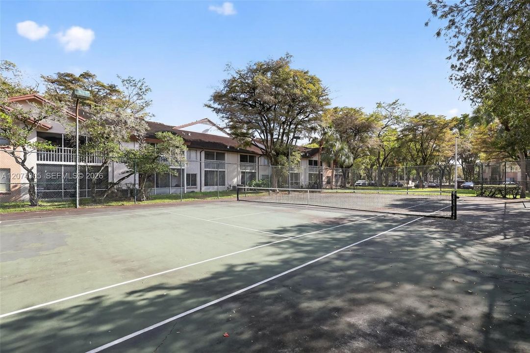 For Sale: $229,500 (1 beds, 1 baths, 978 Square Feet)