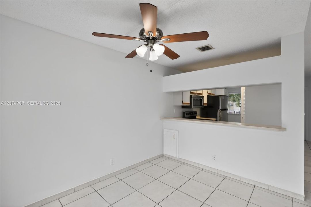 For Sale: $229,500 (1 beds, 1 baths, 978 Square Feet)
