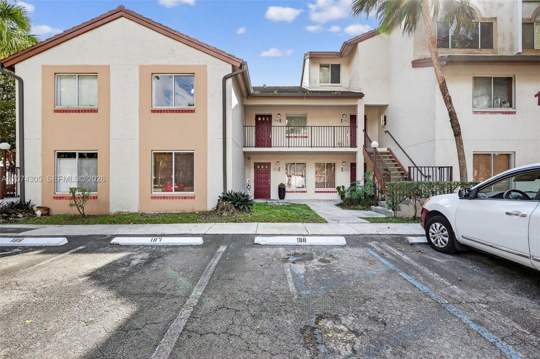 For Sale: $229,500 (1 beds, 1 baths, 978 Square Feet)
