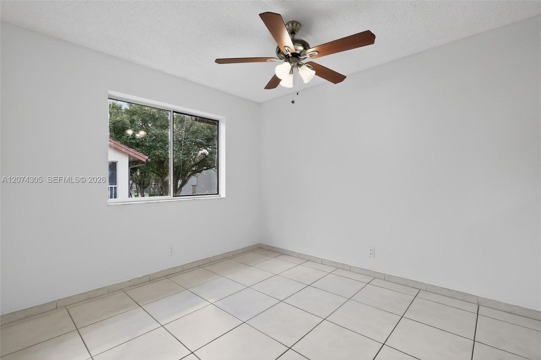 For Sale: $229,500 (1 beds, 1 baths, 978 Square Feet)