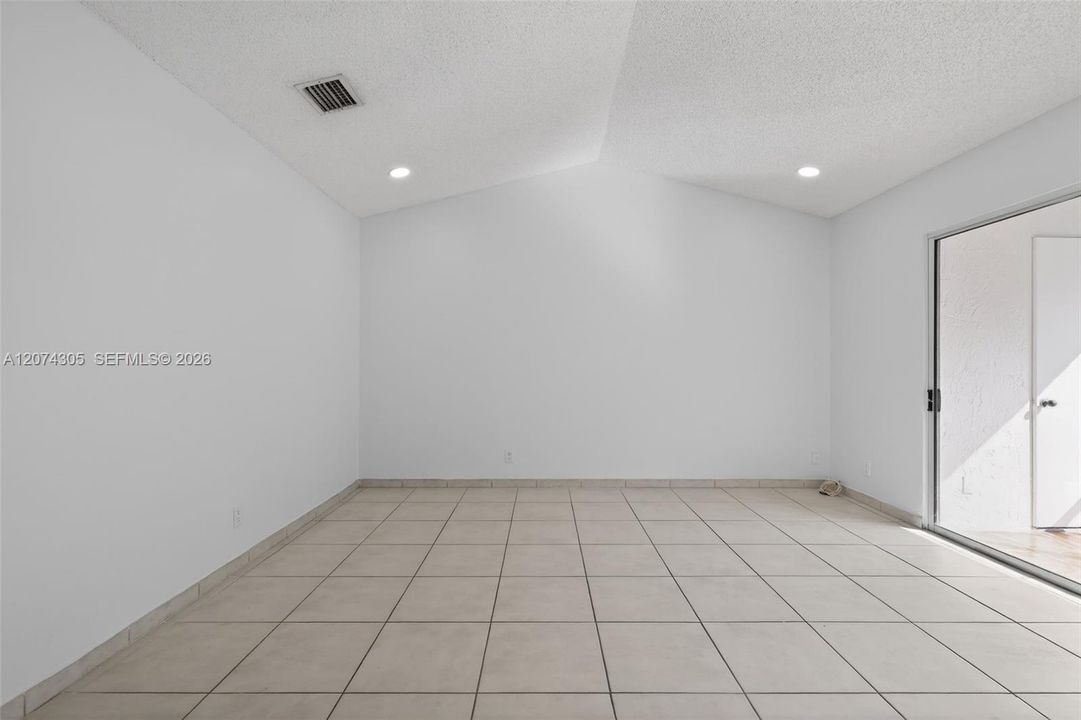 For Sale: $229,500 (1 beds, 1 baths, 978 Square Feet)