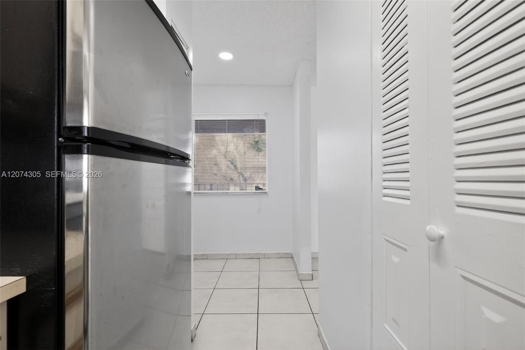 For Sale: $229,500 (1 beds, 1 baths, 978 Square Feet)