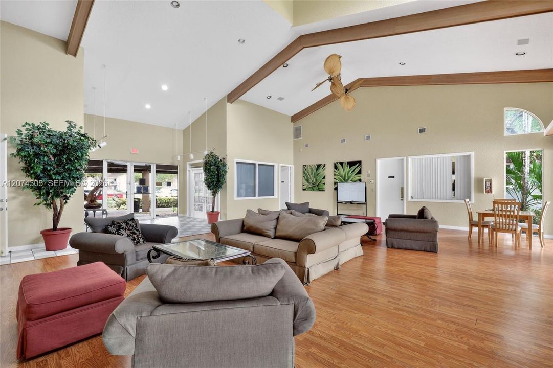 For Sale: $229,500 (1 beds, 1 baths, 978 Square Feet)