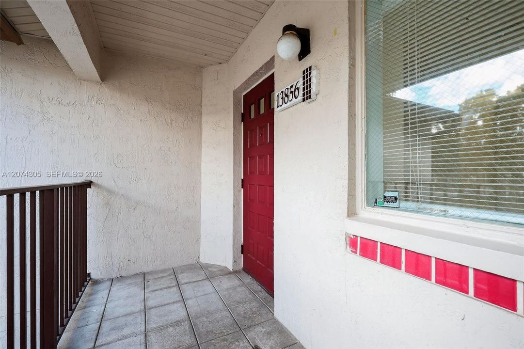 For Sale: $229,500 (1 beds, 1 baths, 978 Square Feet)