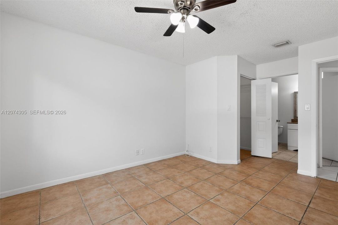 For Sale: $229,500 (1 beds, 1 baths, 978 Square Feet)