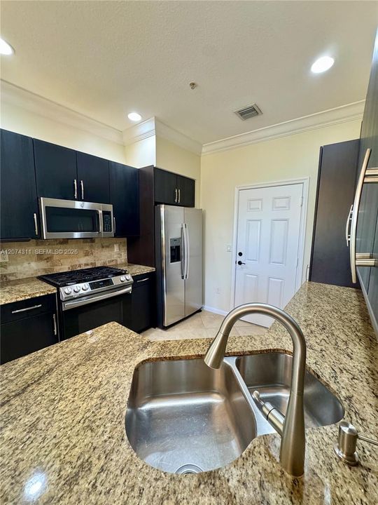 For Rent: $2,999 (2 beds, 2 baths, 1628 Square Feet)