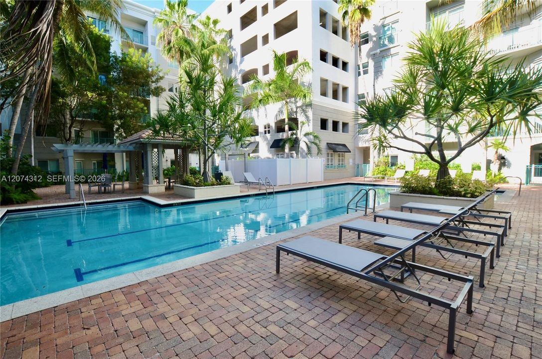 For Sale: $355,000 (2 beds, 1 baths, 842 Square Feet)
