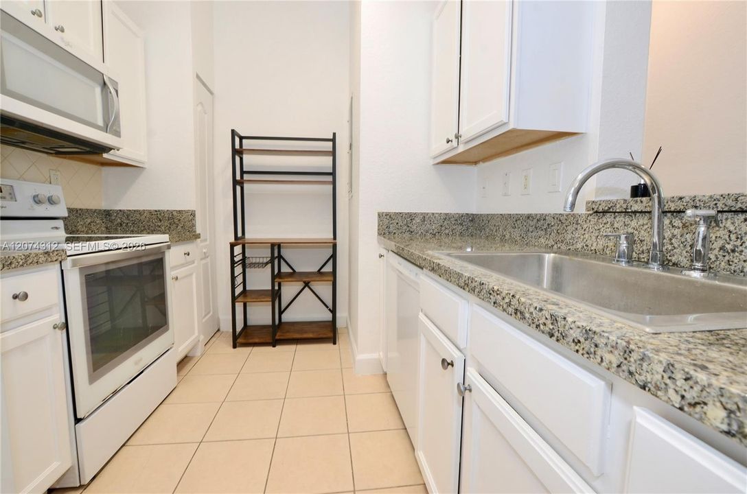 For Sale: $355,000 (2 beds, 1 baths, 842 Square Feet)