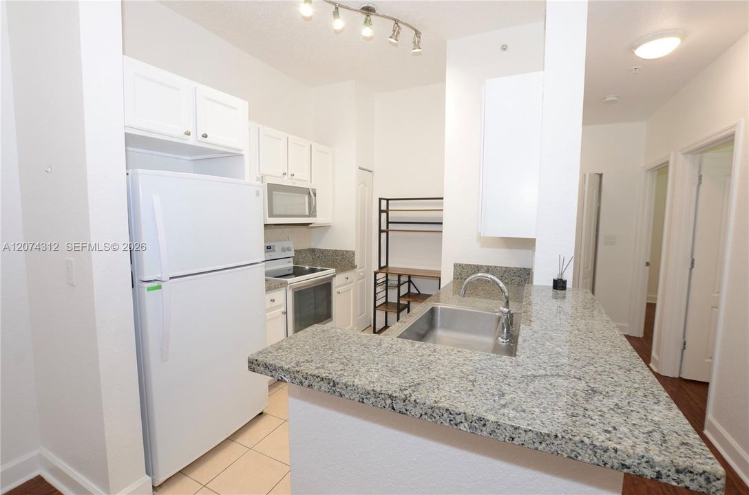 For Sale: $355,000 (2 beds, 1 baths, 842 Square Feet)