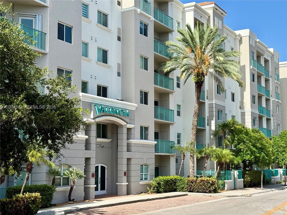 For Sale: $355,000 (2 beds, 1 baths, 842 Square Feet)