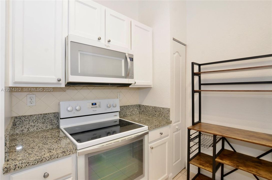 For Sale: $355,000 (2 beds, 1 baths, 842 Square Feet)