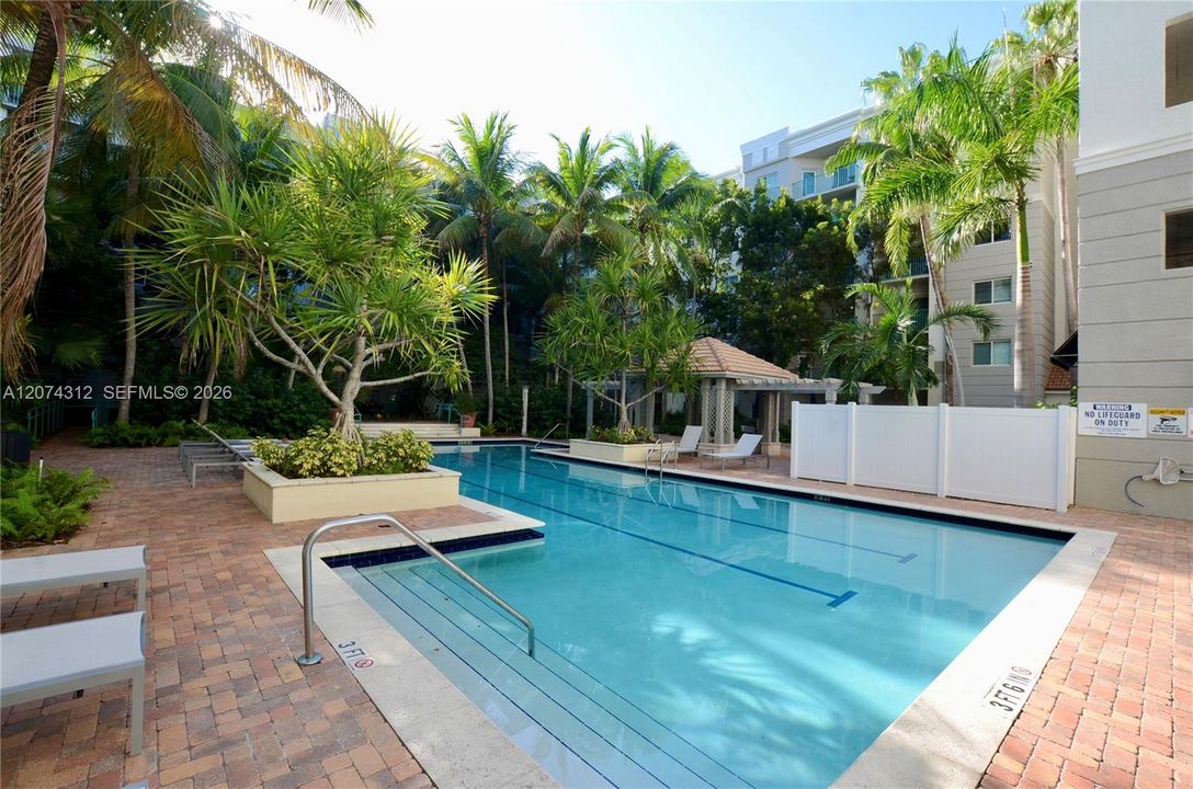 For Sale: $355,000 (2 beds, 1 baths, 842 Square Feet)