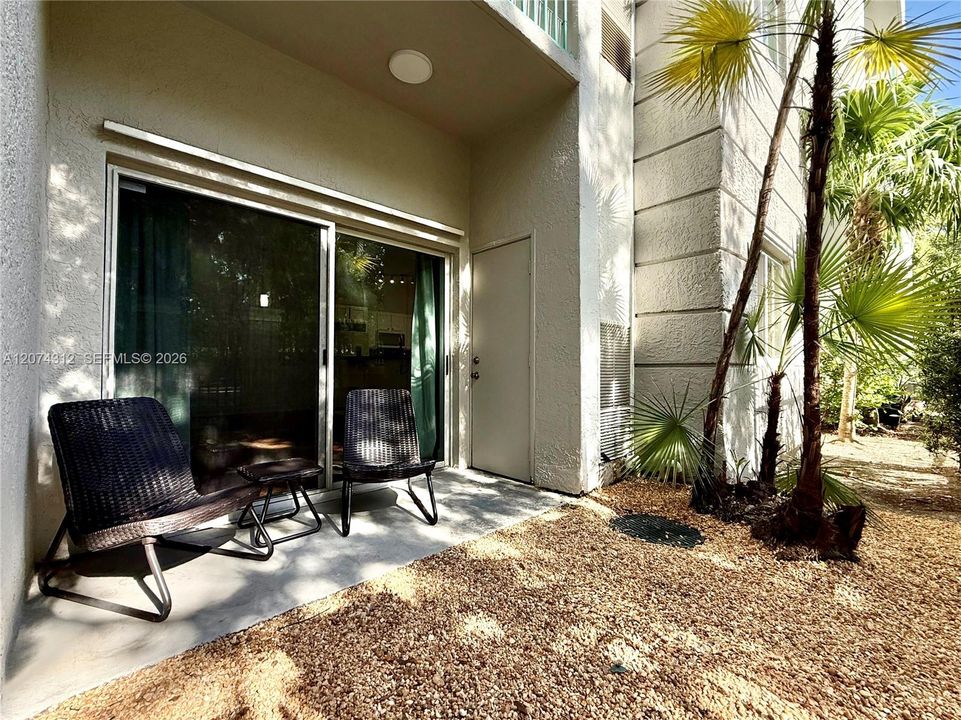 For Sale: $355,000 (2 beds, 1 baths, 842 Square Feet)
