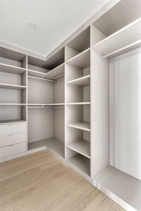 Master Bedroom Walking Closet