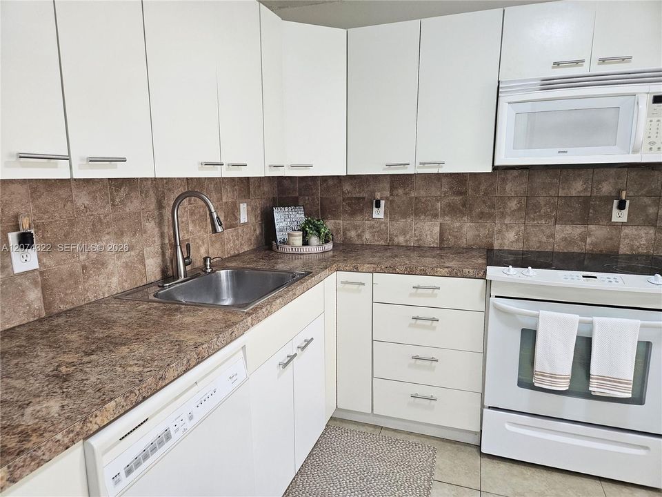 For Sale: $498,000 (3 beds, 2 baths, 1097 Square Feet)
