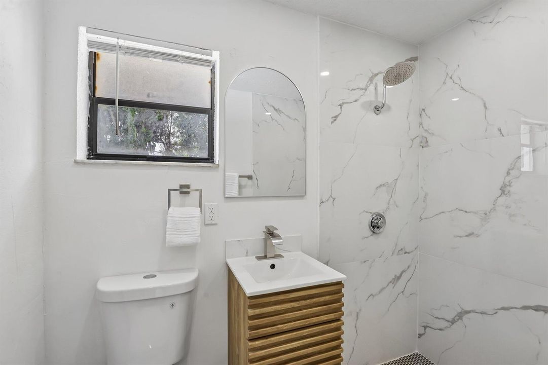 4th Bedroom En-Suite Bathroom