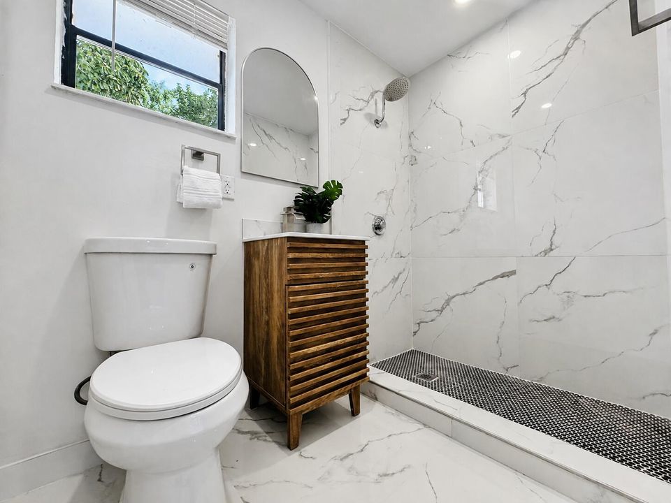 4th Bedroom En-Suite Bathroom
