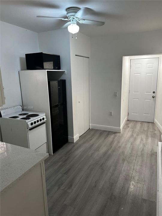 For Rent: $1,200 (1 beds, 1 baths, 450 Square Feet)