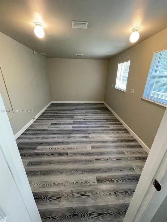 For Rent: $1,850 (2 beds, 1 baths, 729 Square Feet)