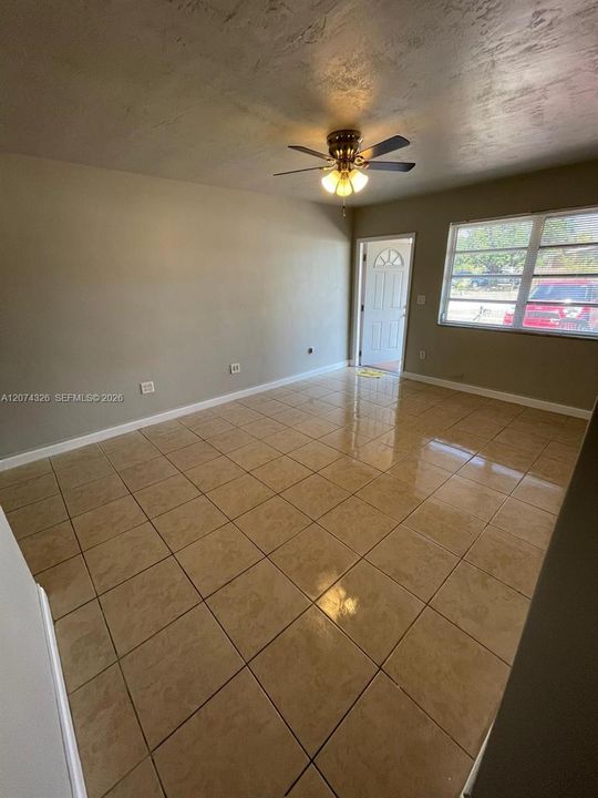 For Rent: $1,850 (2 beds, 1 baths, 729 Square Feet)