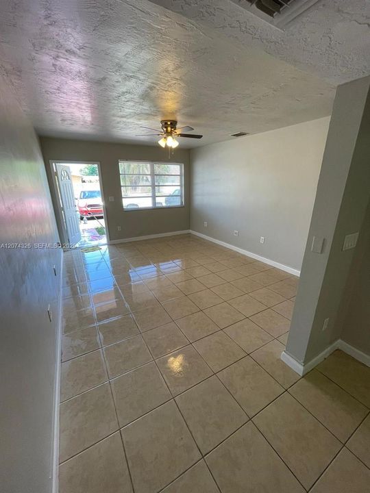 For Rent: $1,850 (2 beds, 1 baths, 729 Square Feet)