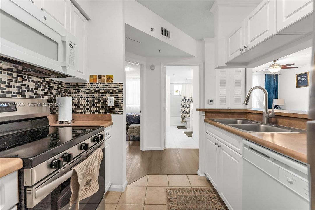 For Sale: $389,900 (1 beds, 1 baths, 715 Square Feet)