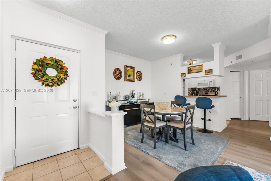 For Sale: $389,900 (1 beds, 1 baths, 715 Square Feet)