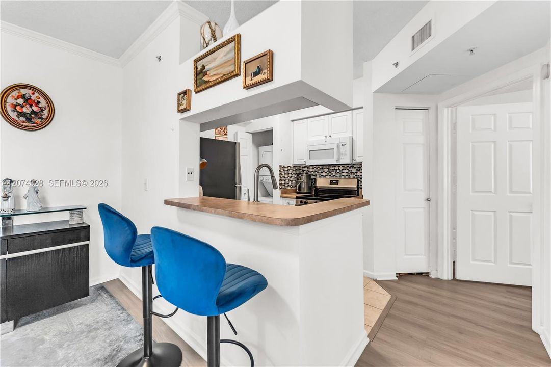 For Sale: $389,900 (1 beds, 1 baths, 715 Square Feet)