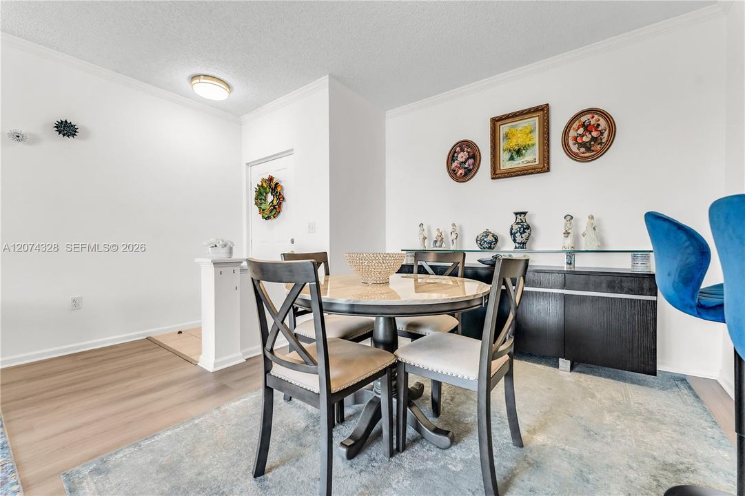 For Sale: $389,900 (1 beds, 1 baths, 715 Square Feet)