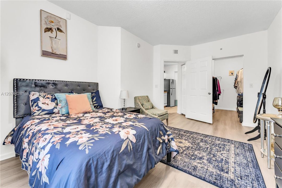 For Sale: $389,900 (1 beds, 1 baths, 715 Square Feet)