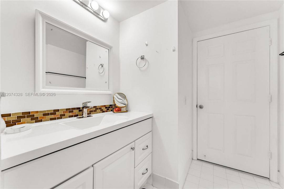 For Sale: $389,900 (1 beds, 1 baths, 715 Square Feet)
