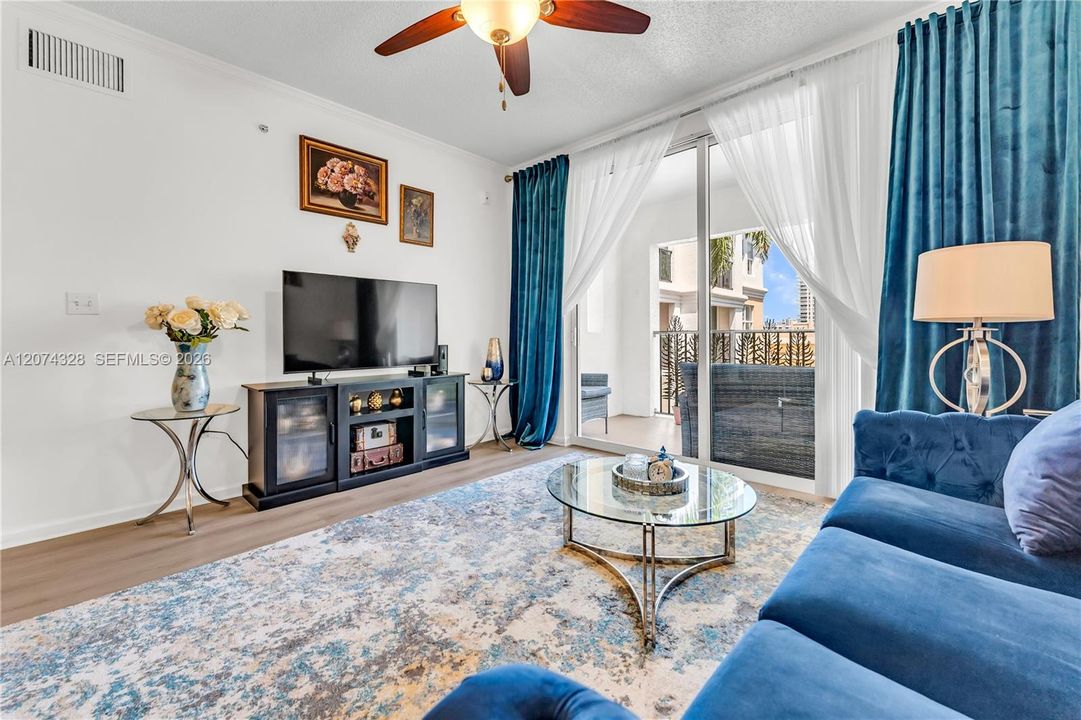 For Sale: $389,900 (1 beds, 1 baths, 715 Square Feet)